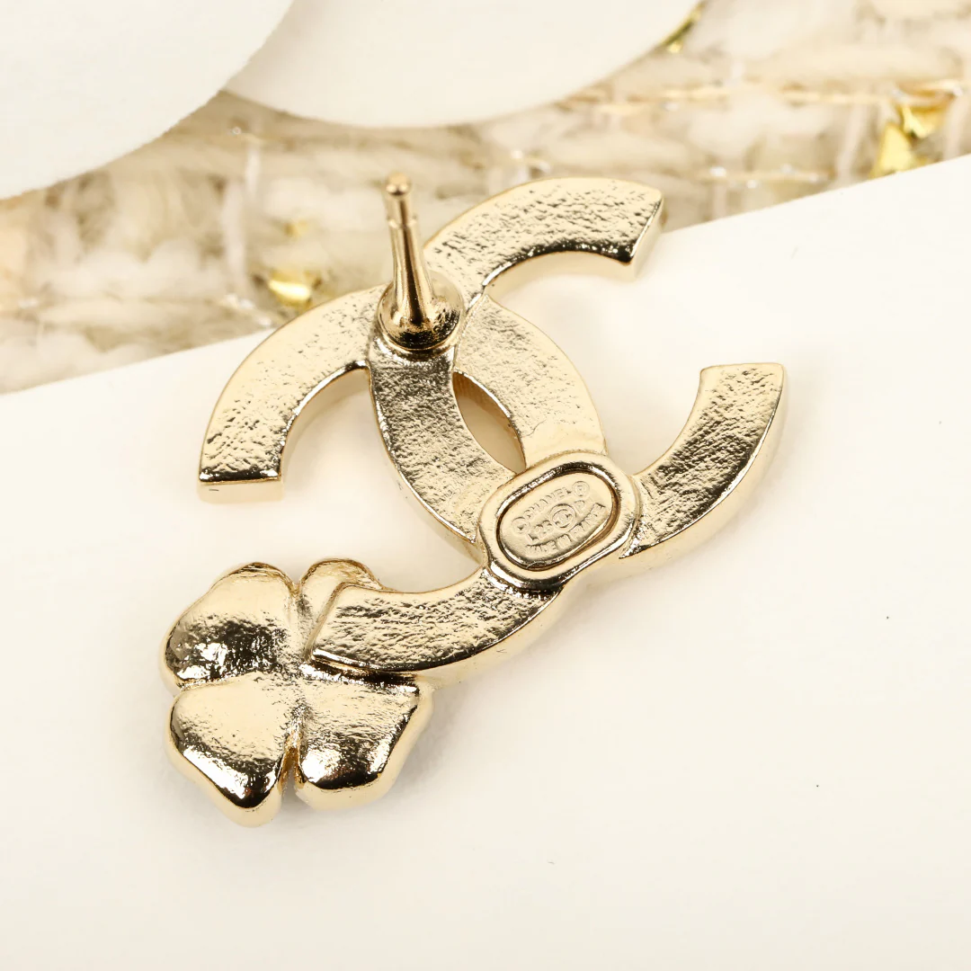 Chanel - 25 пенсов, асимметричные серьги в виде двойной буквы С с камелией