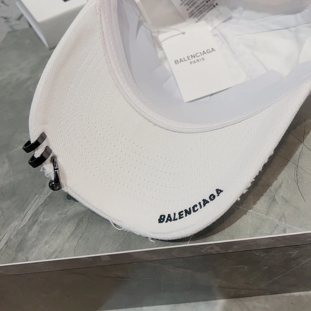 Новинки коллекции Balenciaga весна/лето 2023 - Шляпа с заклепками/Сферическая кепка - Белая