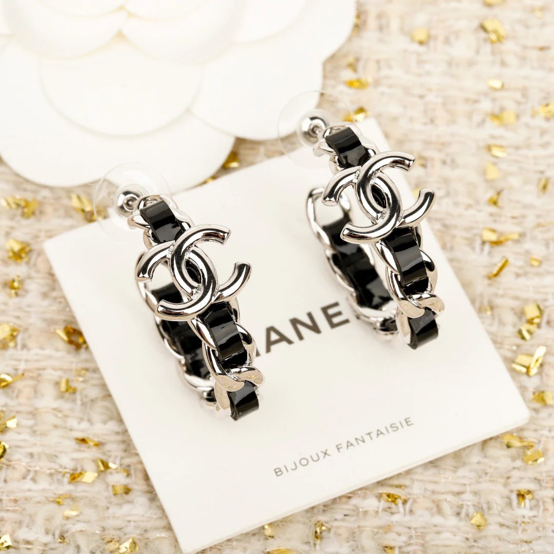 Серьги Chanel - 25 пенсов, черные с серебряной кожаной цепочкой