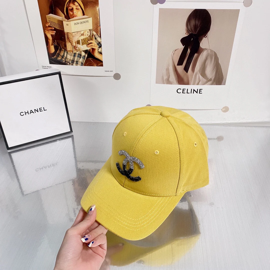 Солнцезащитная шляпа Chanel, украшенная пайетками