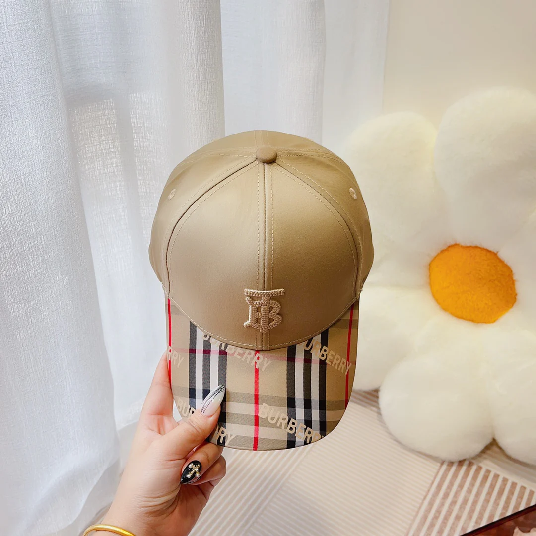 Новинка сезона весна/лето 2023 от Burberry - бейсболка TB в клетку.