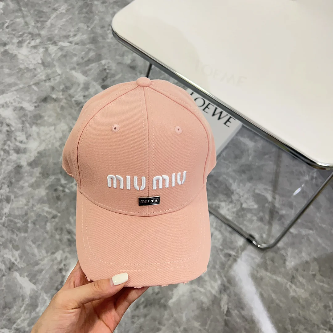 Новая бейсболка Miu Miu 2024 с объемными буквами, розовая.