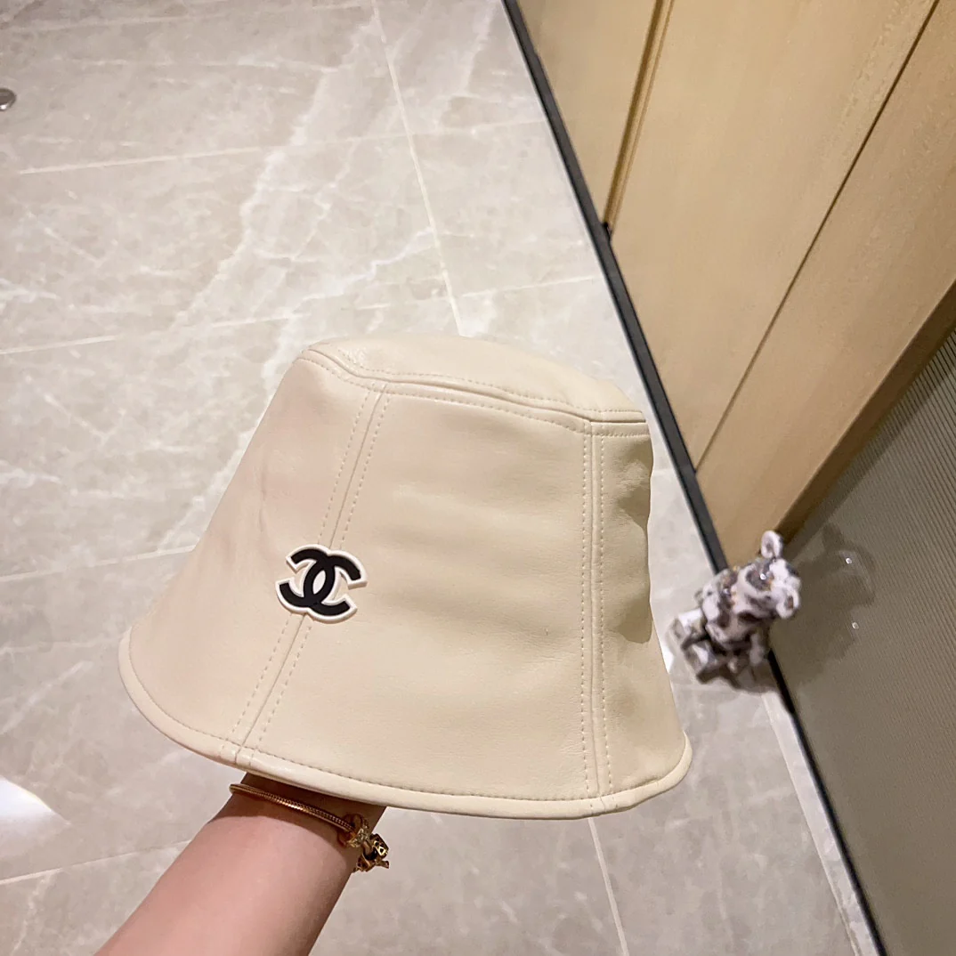 Новая модель кожаной рыбацкой шляпы Chanel 2023 года — белая.