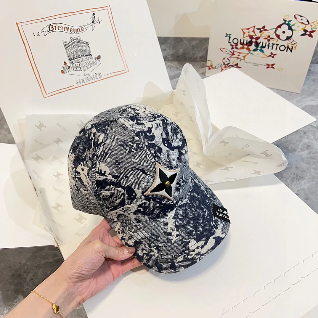 LV - Новинка - Бейсболка с фактурной поверхностью и плотной инкрустацией