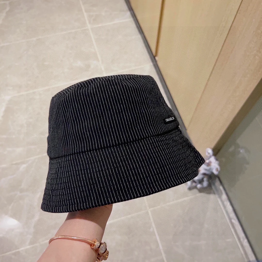 Новинка сезона весна/лето 2023 от Chanel - Полосатая рыбацкая шляпа - Черная