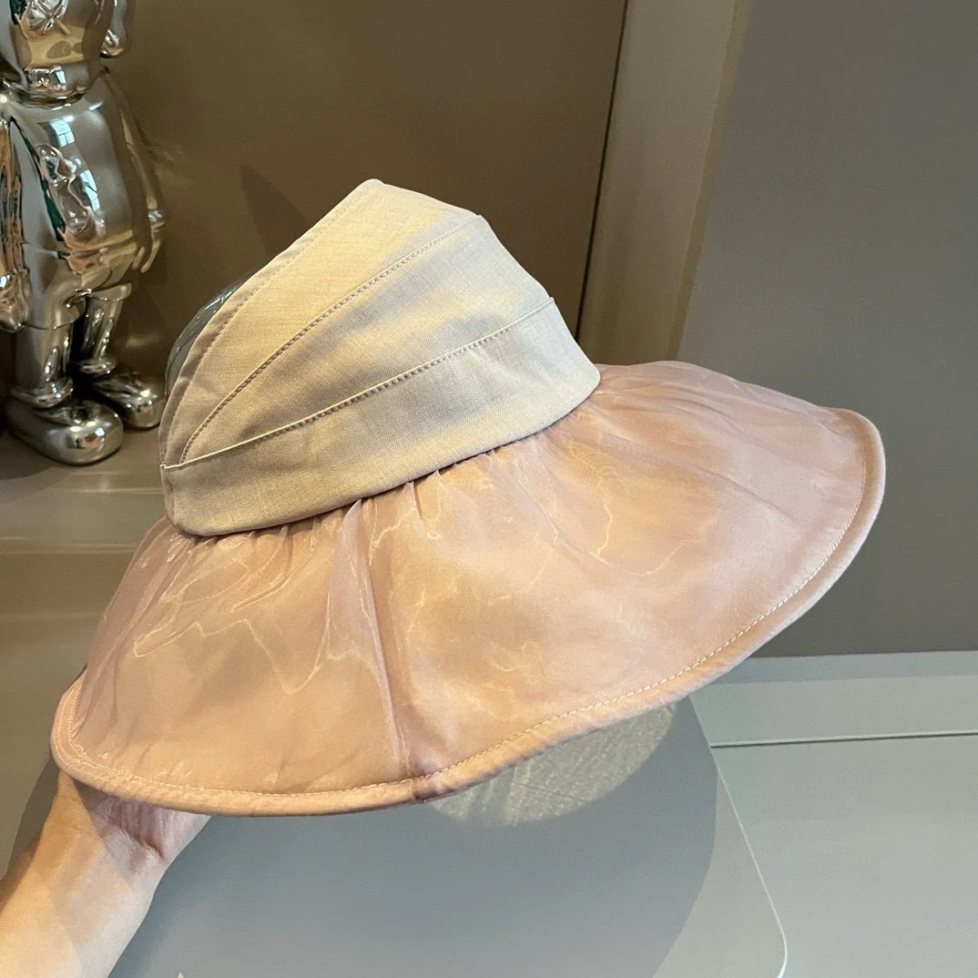 Новая элегантная и свежая солнцезащитная шляпа Miu Miu 2024 года — розовая.