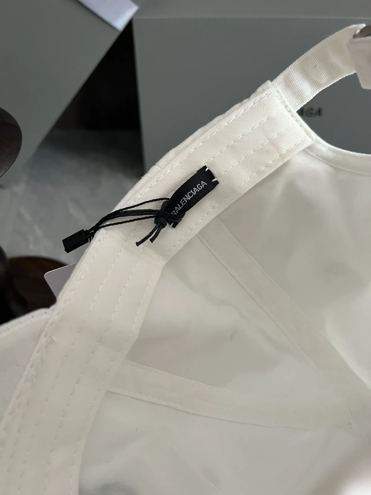 Бейсболка Balenciaga City Collection в винтажном стиле с эффектом потертости - белая