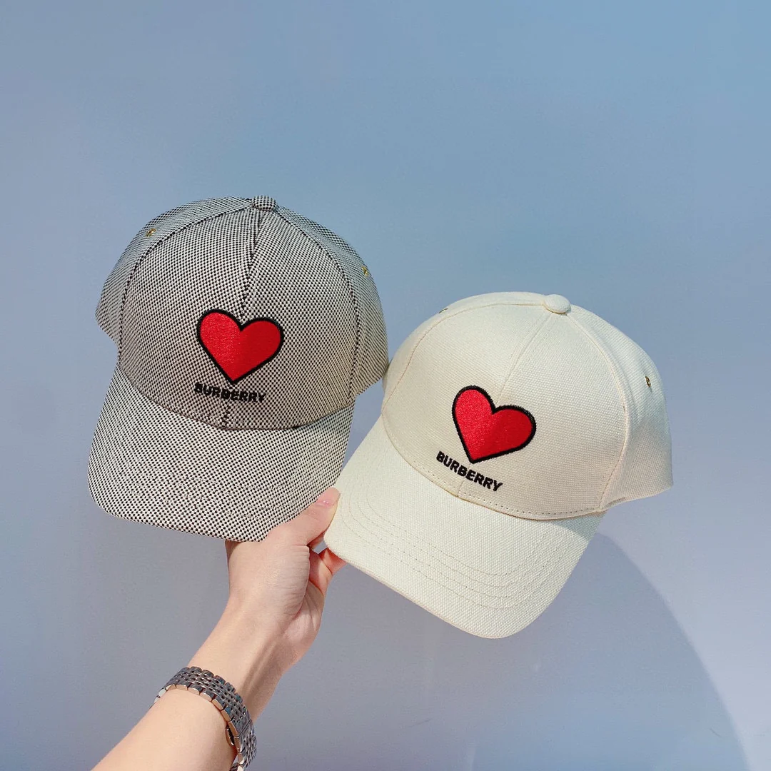 Бейсболка Burberry с вышитым сердцем - 1