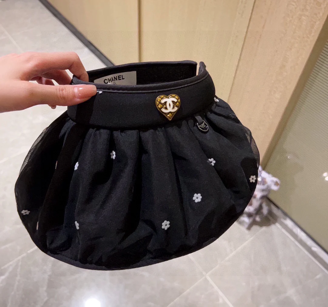 Новая шляпа от солнца Chanel 2024 с цветочным принтом и оборками - черная.