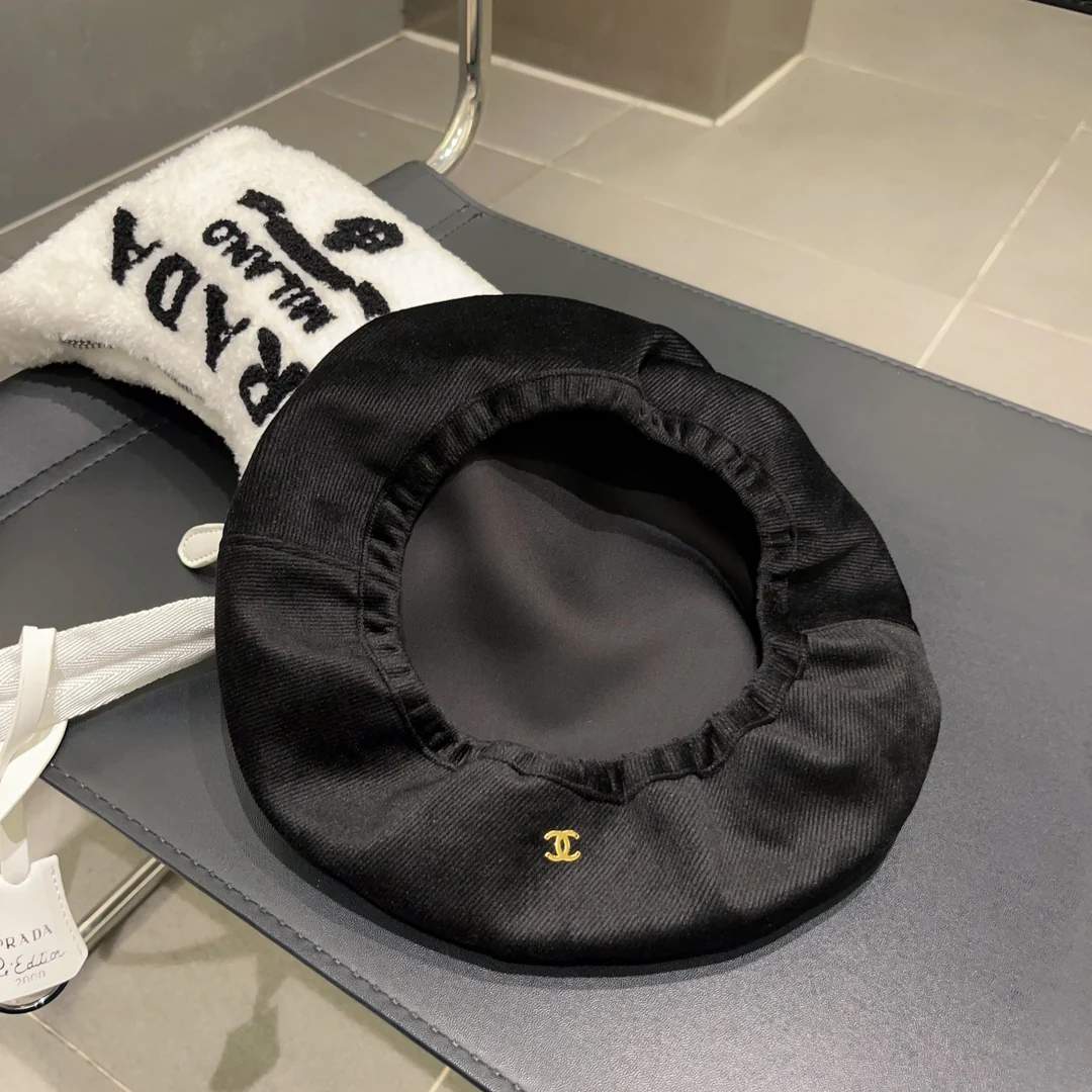 Вельветовый берет Chanel - черный