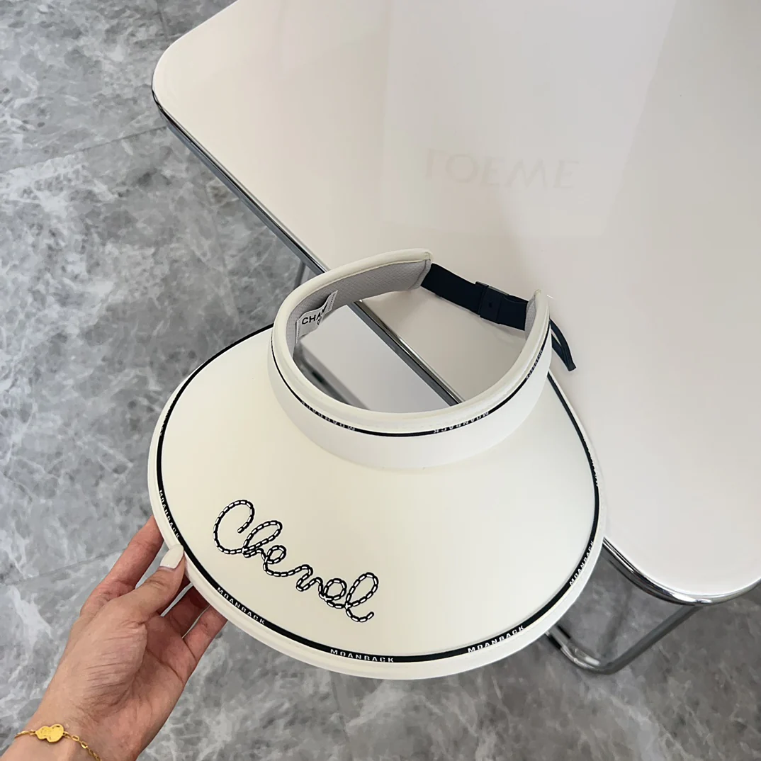 Новинка лета 2024 от Chanel - Солнцезащитная шляпа с курсивным шрифтом - Белая