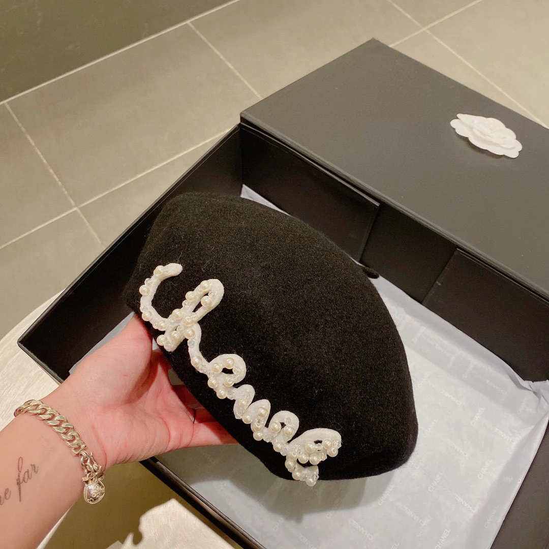 Chanel - Берет из вышитой жемчужной шерсти - Черный