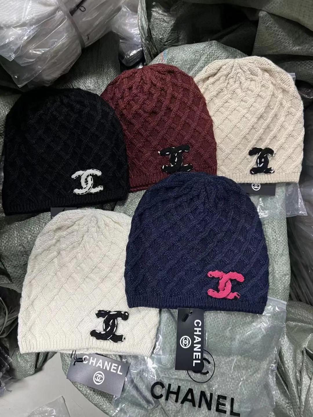 Новая вязаная шапка Chanel в крупную клетку, коллекция осень/зима 2023.