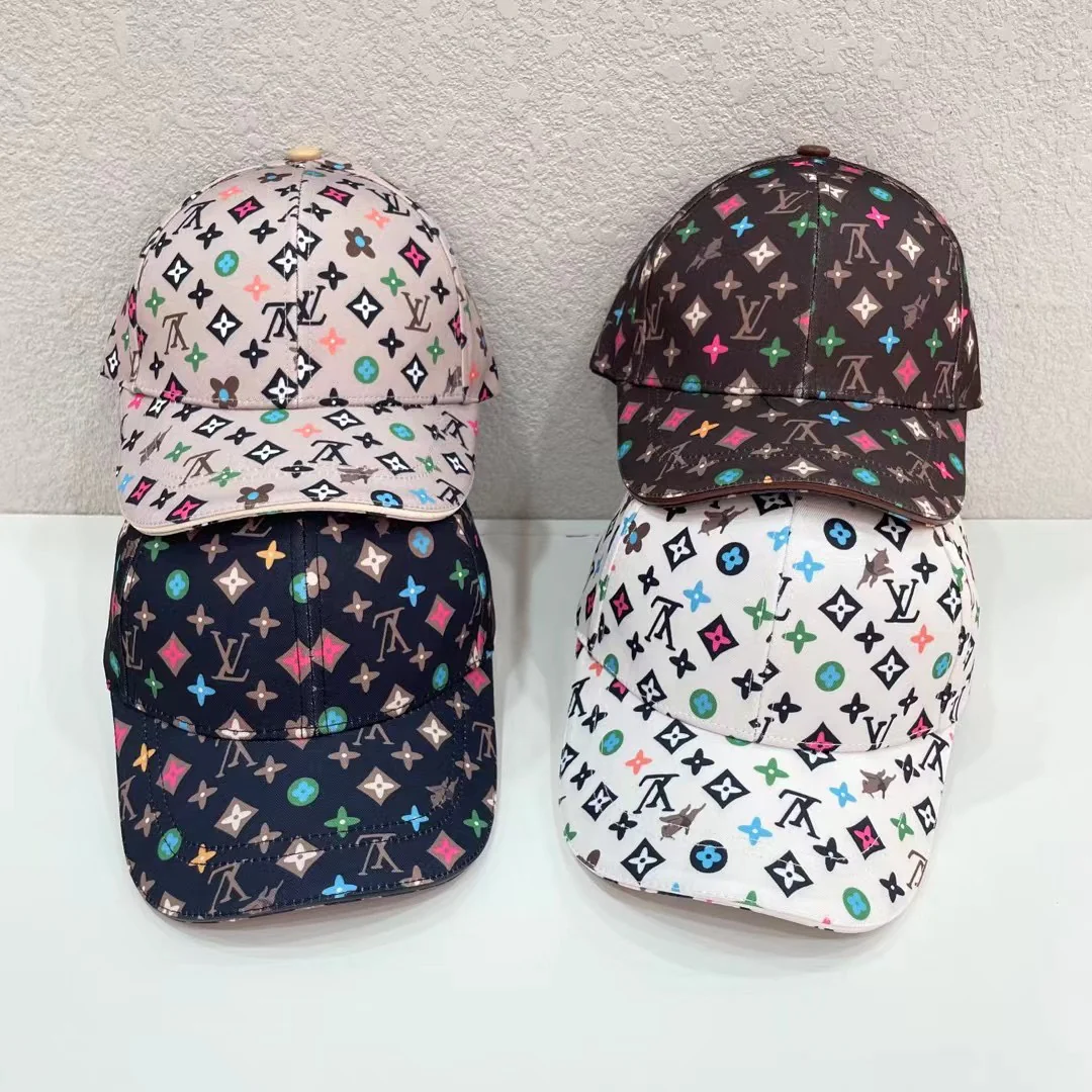 LV - Яркая бейсболка с монограммой