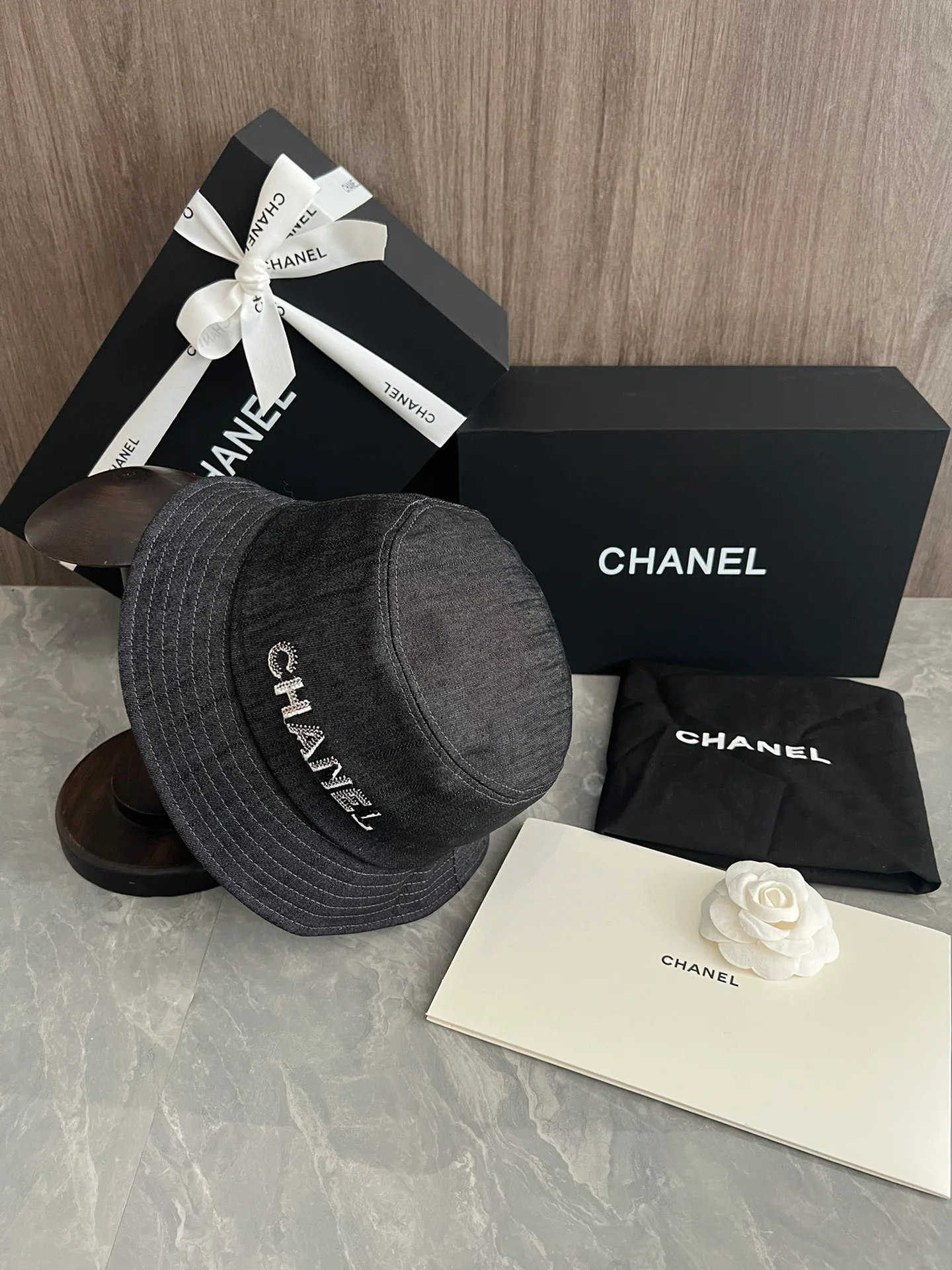 Ковбойская рыбацкая шляпа Chanel, расшитая пайетками, серая.
