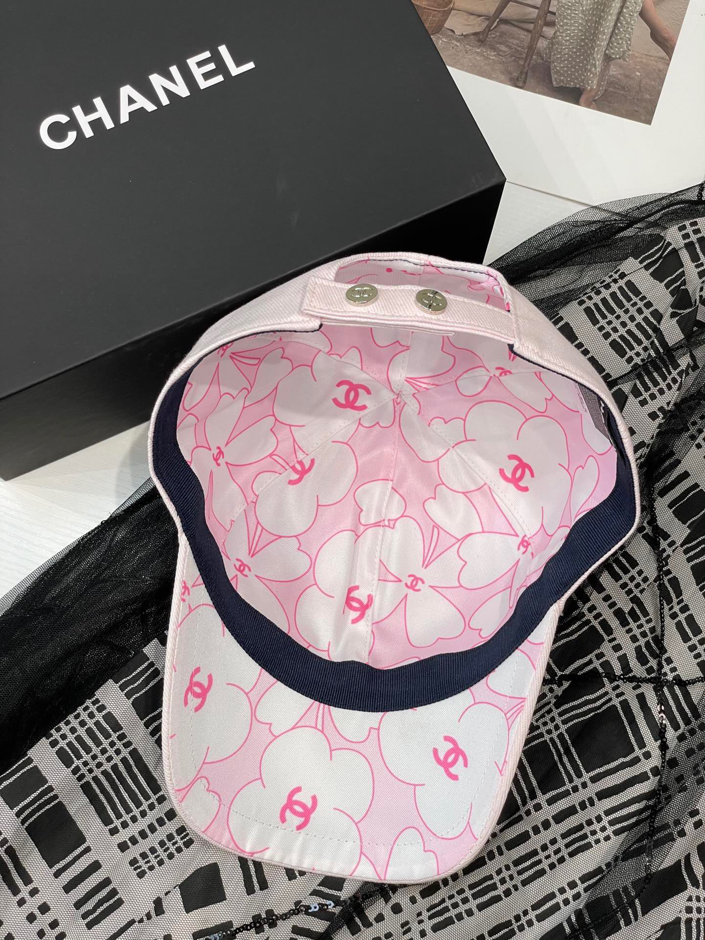 Chanel - Новая бейсболка с пайетками - Розовая