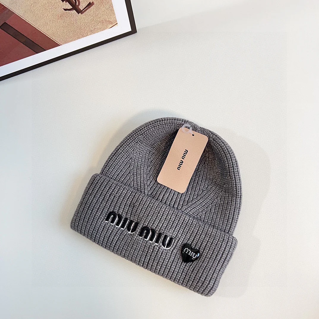 Вязаная шапка Miu Miu с вышивкой - серая