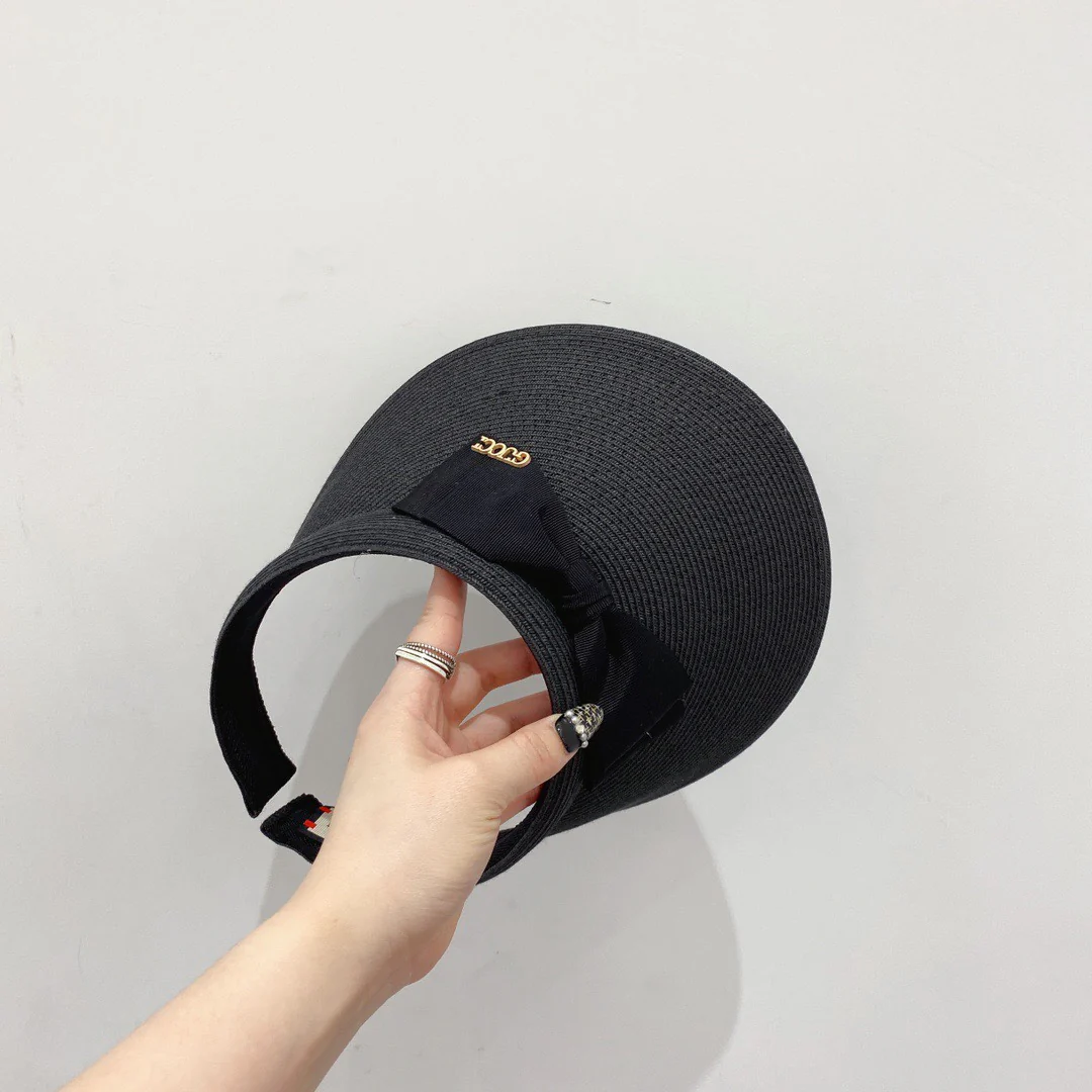 Gucci - Солнцезащитная шляпа с бантом на голове - 1