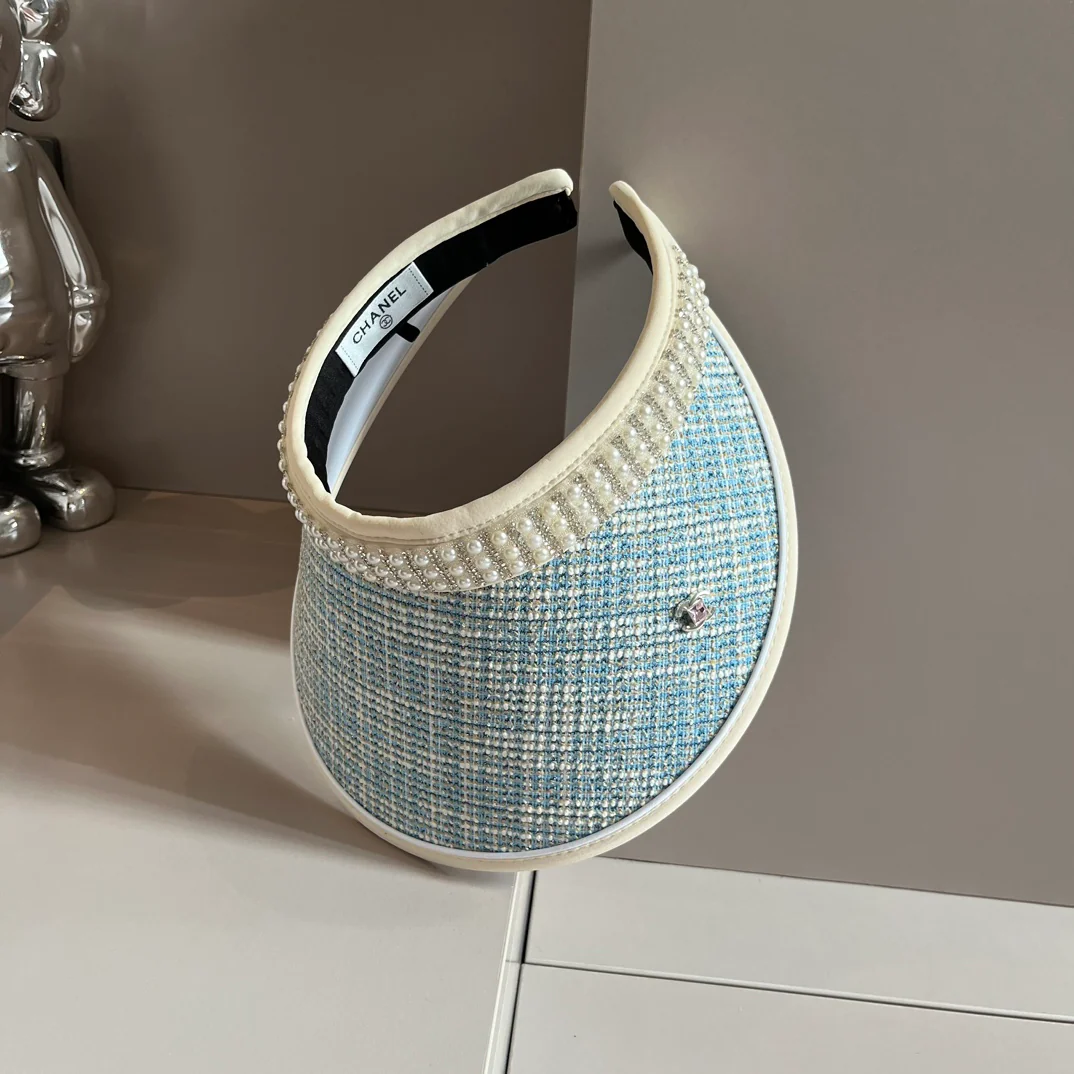 Солнцезащитная шляпа Chanel, украшенная жемчугом, синяя.