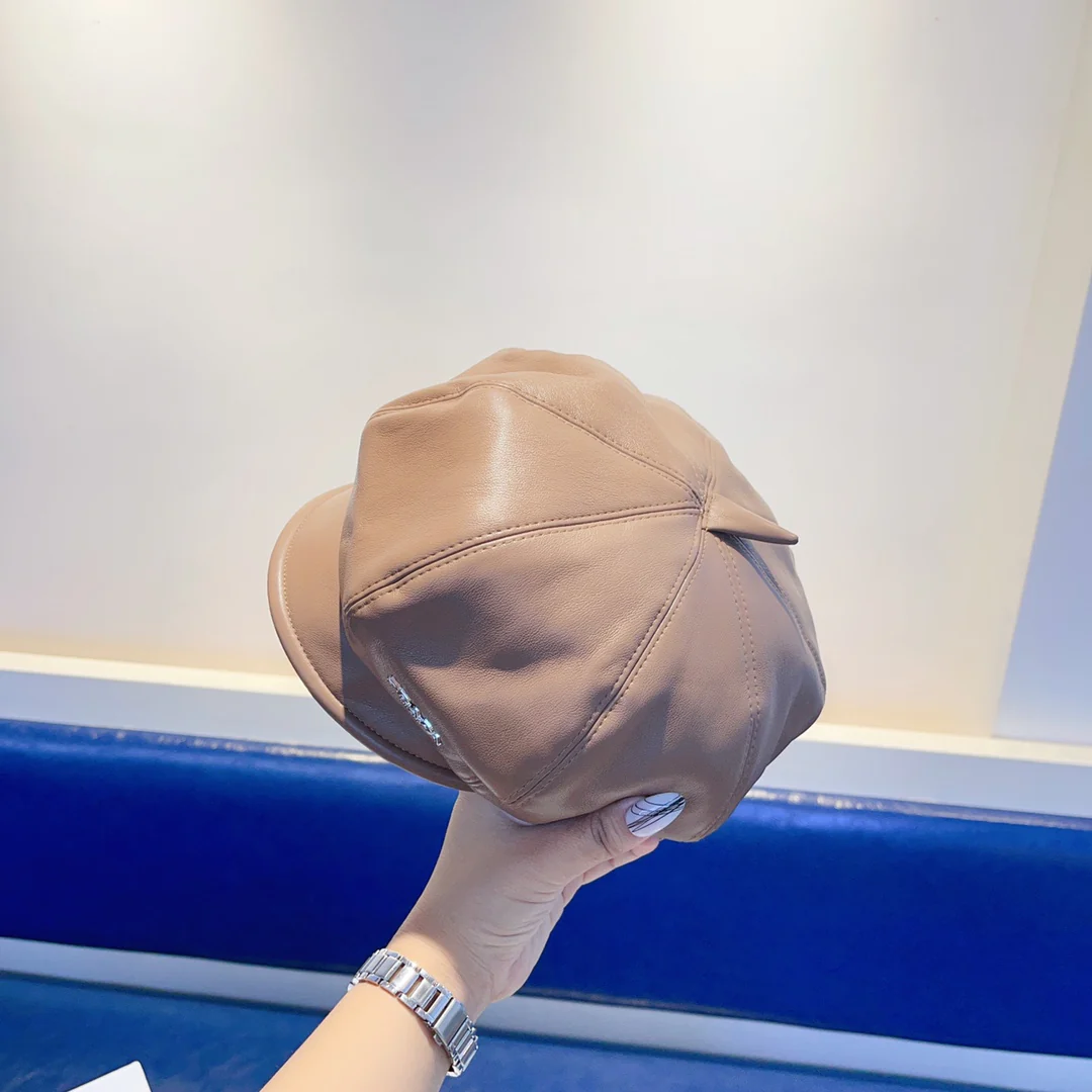 Кожаный берет Prada - абрикосовый