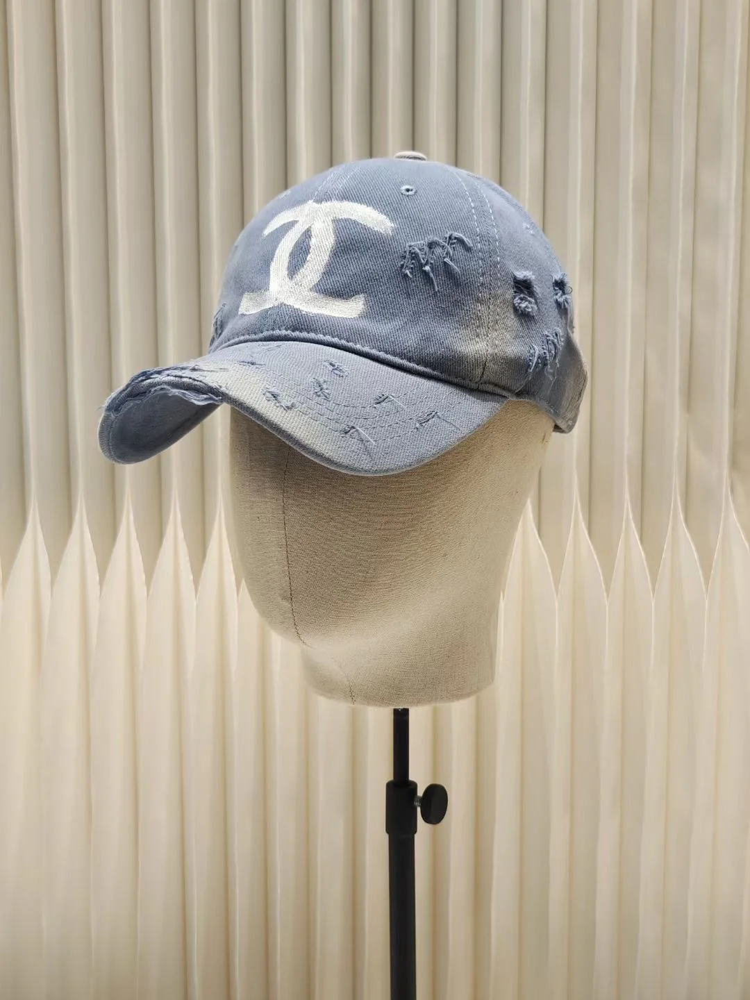 Chanel - бейсболка с рваной вышивкой и граффити