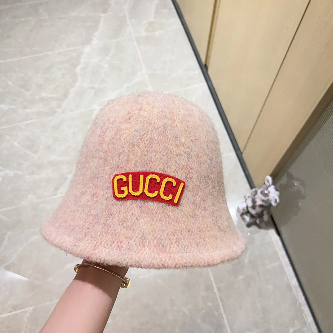 Новая кашемировая панама Gucci из коллекции осень/зима 2023 — розовая.