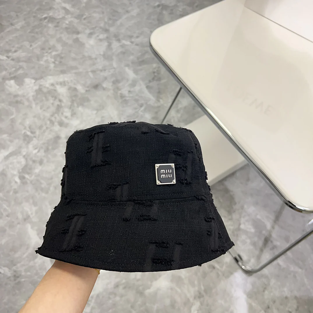 Новая минималистичная панама Miu Miu 2024 года с рваными элементами — черная.