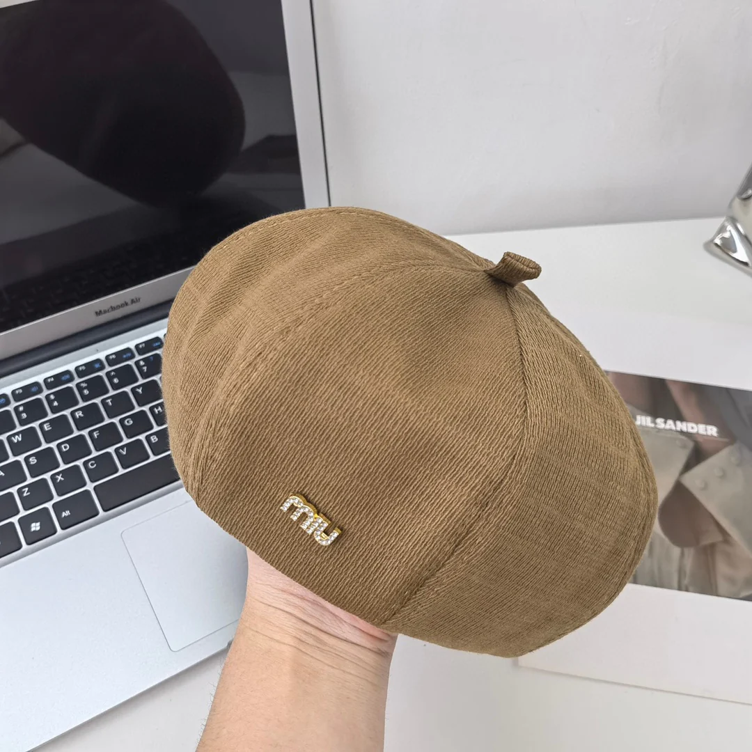 Новые поступления коллекции Miu Miu начала осени 2023 года: берет, шляпа художника.