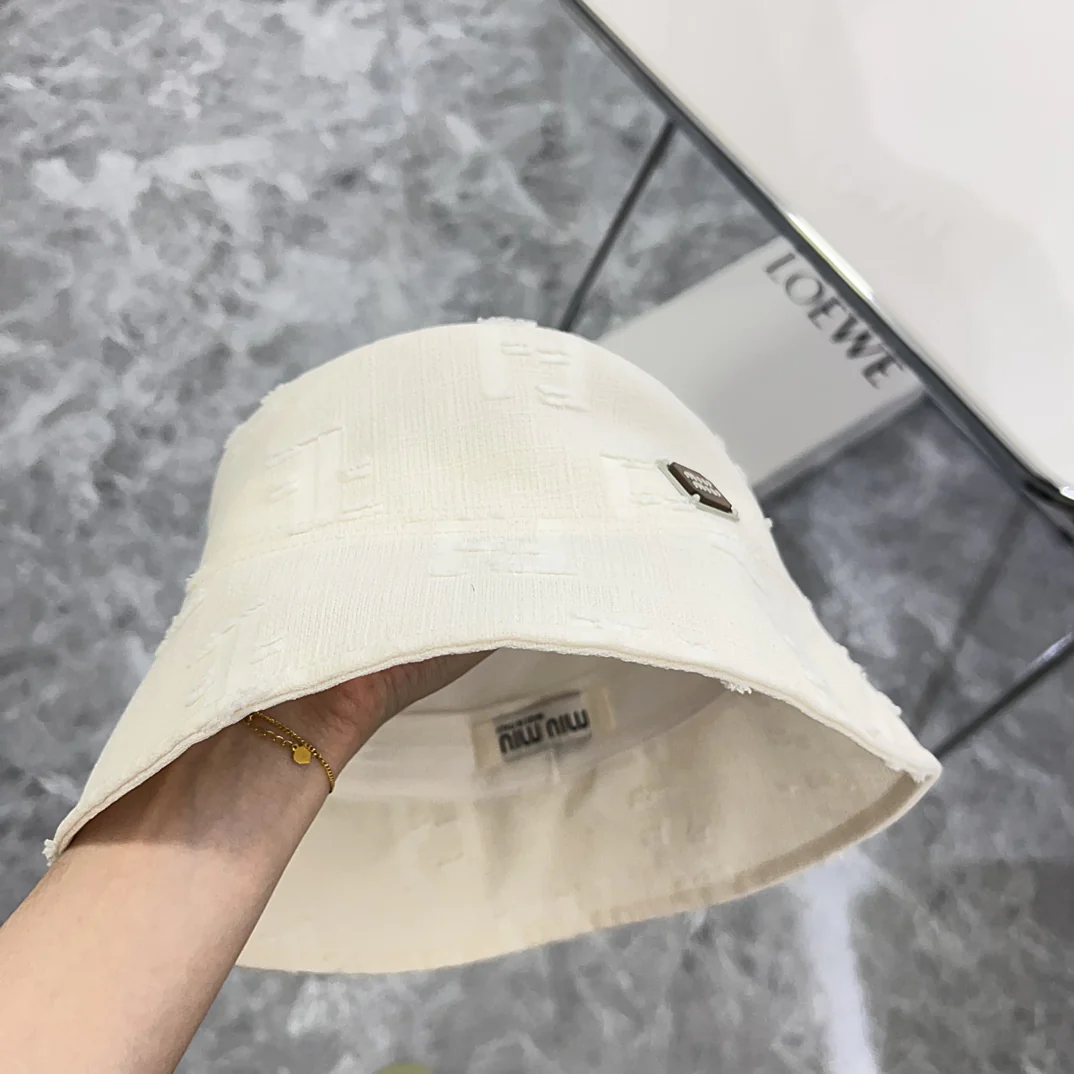 Новая минималистичная рыбацкая шляпа Miu Miu 2024 года с рваными элементами — белая.