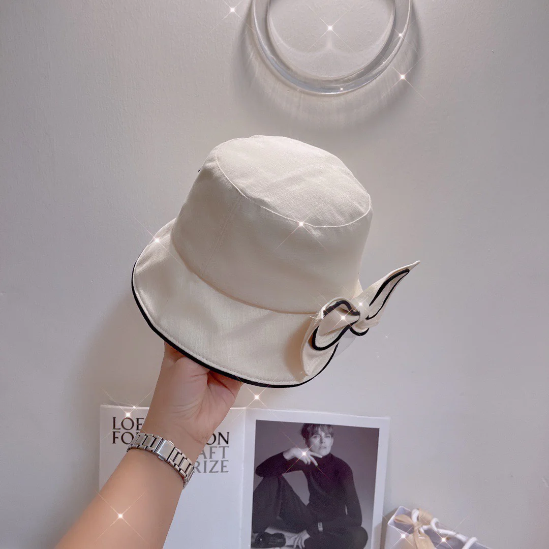 Весенне-летняя рыбацкая шляпа Chanel с разрезом сзади и бантом - белая.