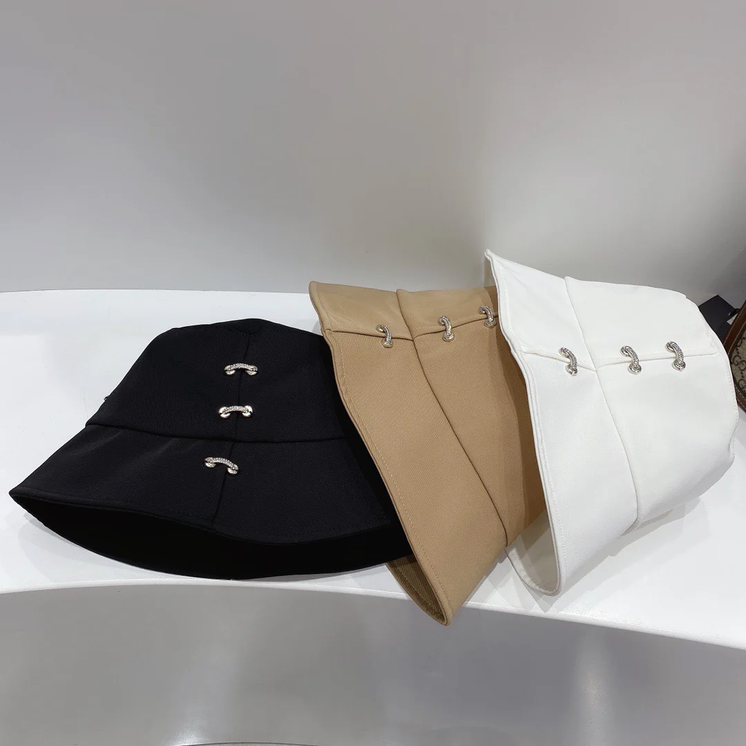 Водонепроницаемая рыбацкая шляпа Balenciaga из ледяного шелкового атласа с декоративным маленьким железным кольцом — 3 цвета.