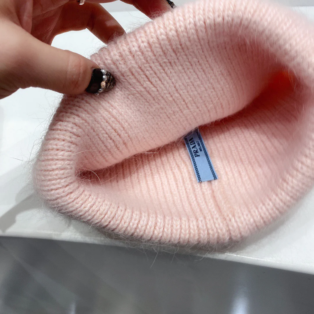 Вязаная шапка Prada из ангорского кроличьего меха и шерсти - розовая.