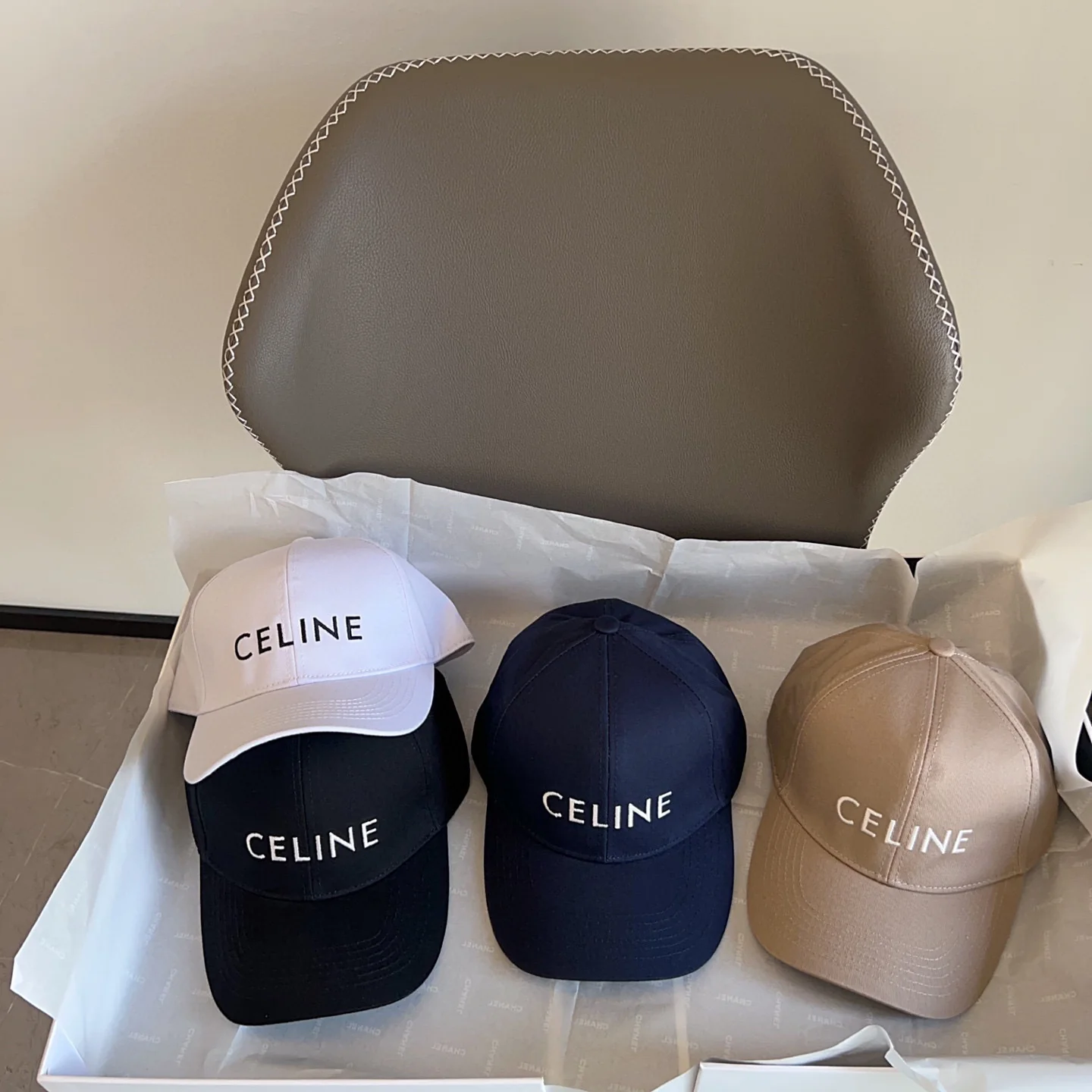 Новая бейсболка Celine 2025 с вышивкой - темно-синяя.