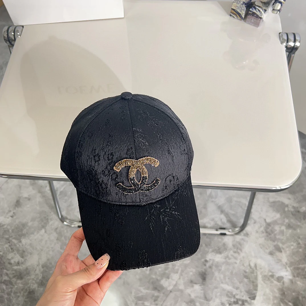 Новая минималистичная бейсболка Chanel 2024 года — черная.
