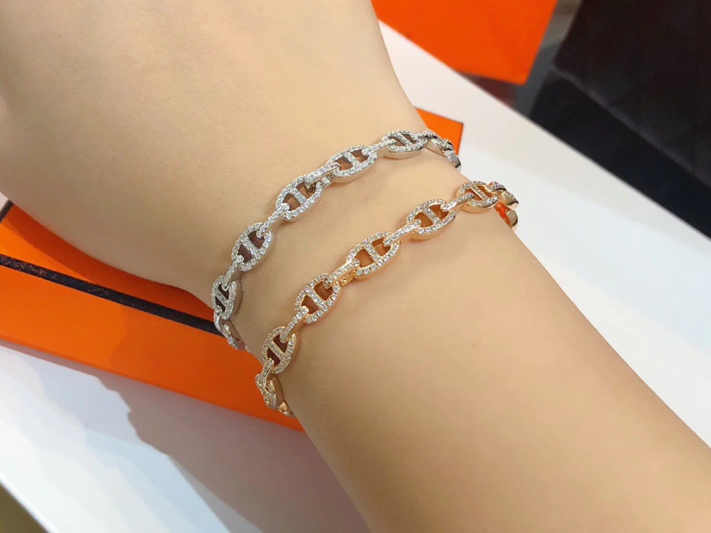 Браслет Hermes ?Копытце свиньи?, полностью украшенный бриллиантами, артикул 2506013.