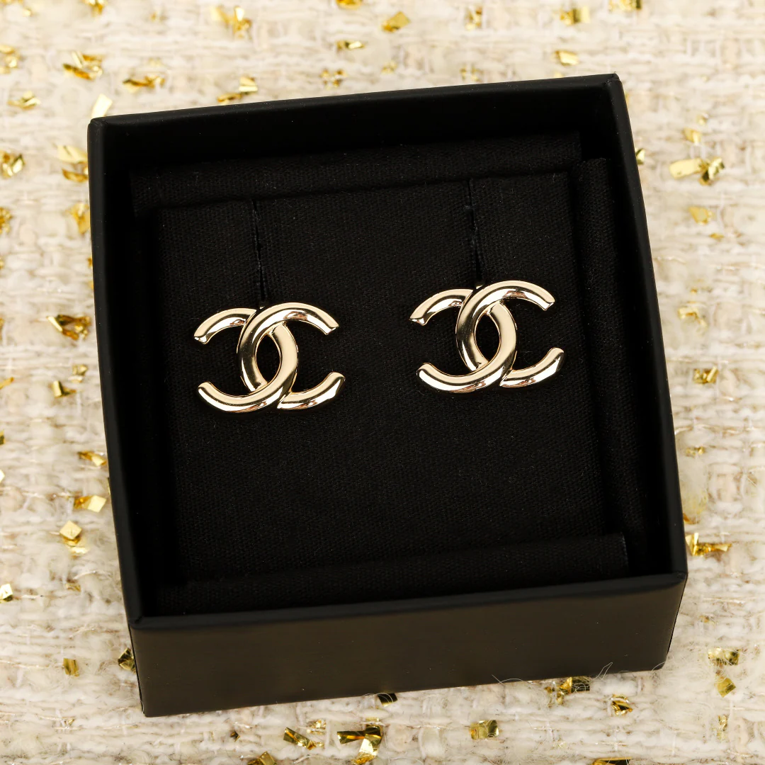 Серьги-клипсы Chanel 25 пенсов, глянцевые, с двойной буквой С.