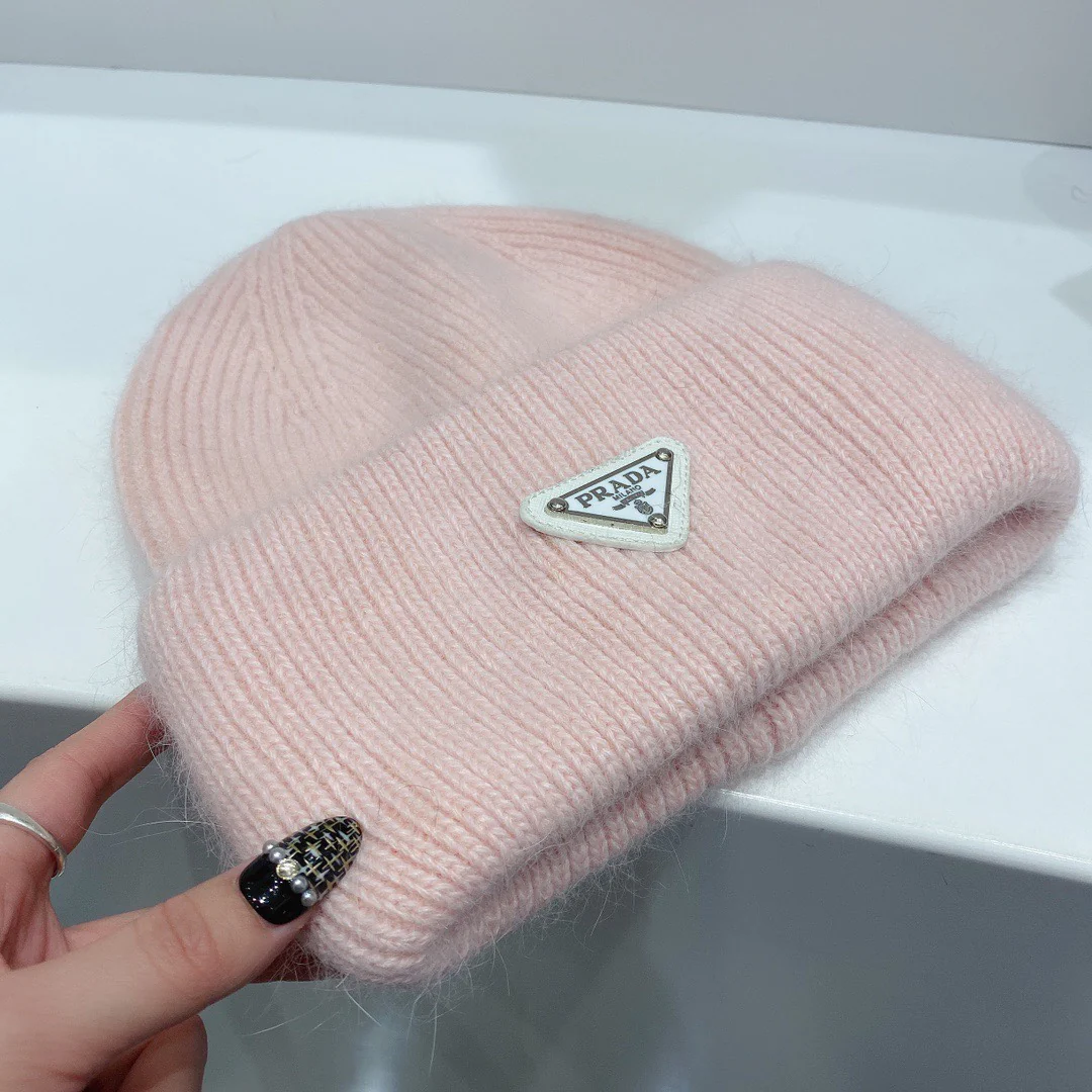 Вязаная шапка Prada из ангорского кроличьего меха и шерсти - розовая.