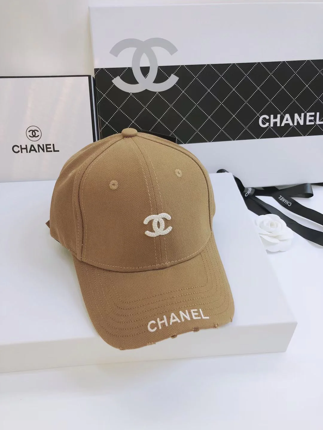 Новинка 2022 года от Chanel - кепка-?утиный клюв? - 4