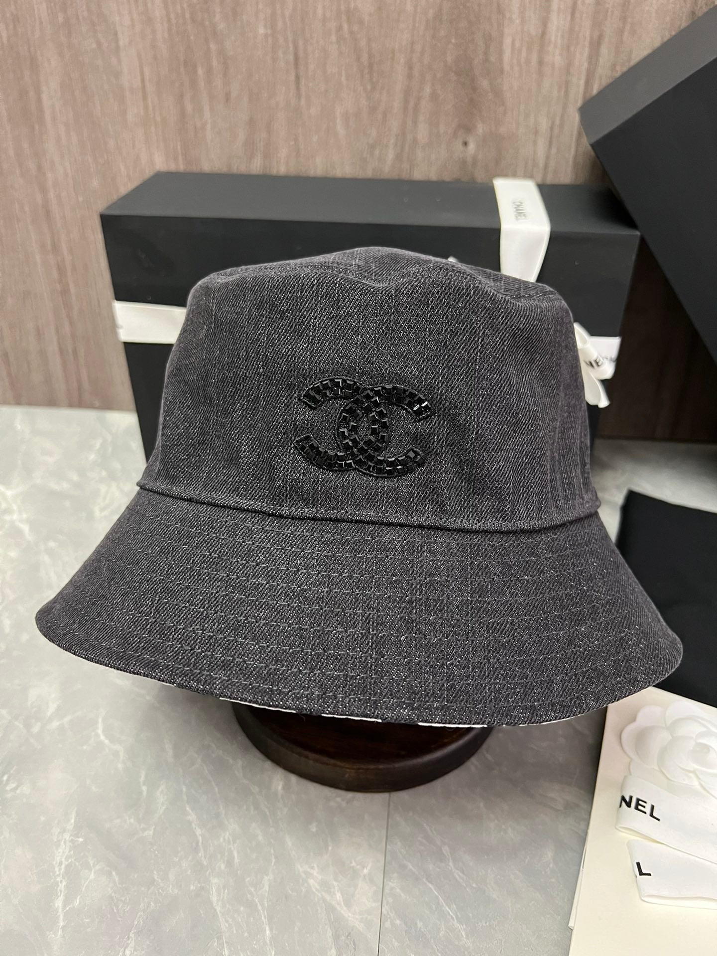 Джинсовая хлопковая рыбацкая шляпа Chanel - серая