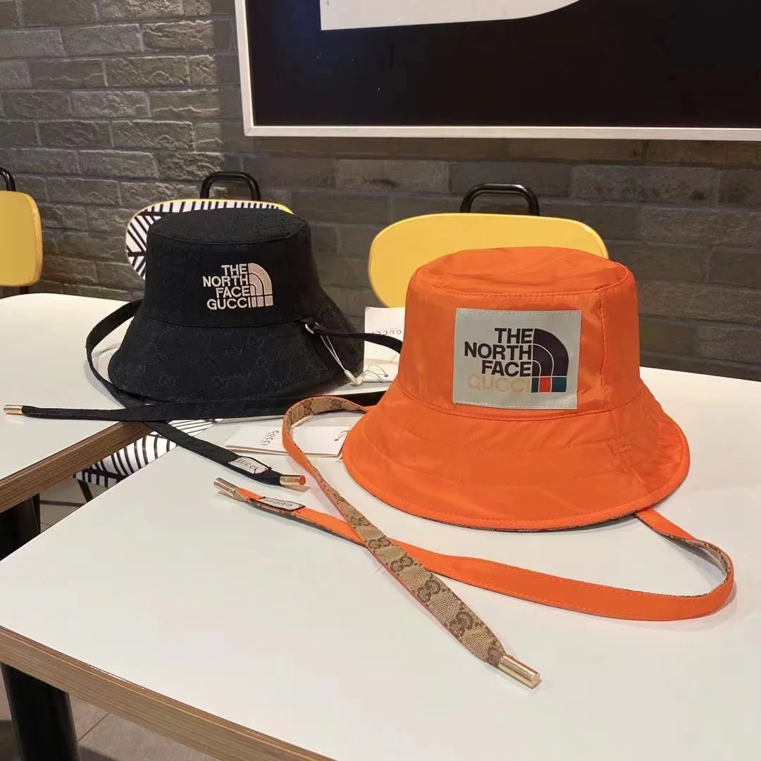 Панама с ремешками, созданная в сотрудничестве с Gucci — двусторонняя.