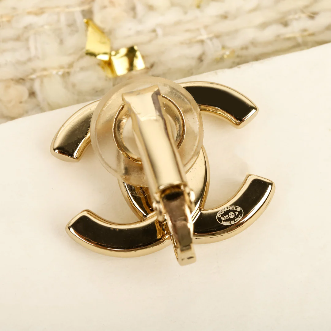 Серьги-клипсы Chanel 25 пенсов, глянцевые, с двойной буквой С.