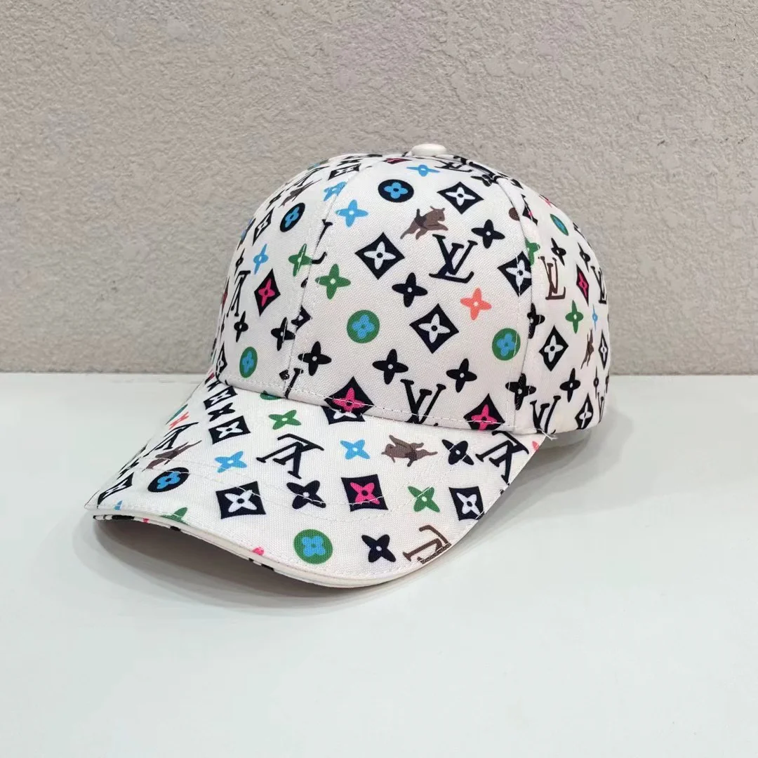 LV - Яркая бейсболка с монограммой