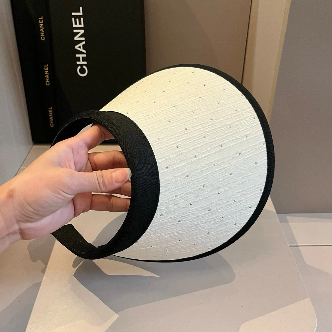 Chanel - Универсальная солнцезащитная шляпа со стразами - Белая