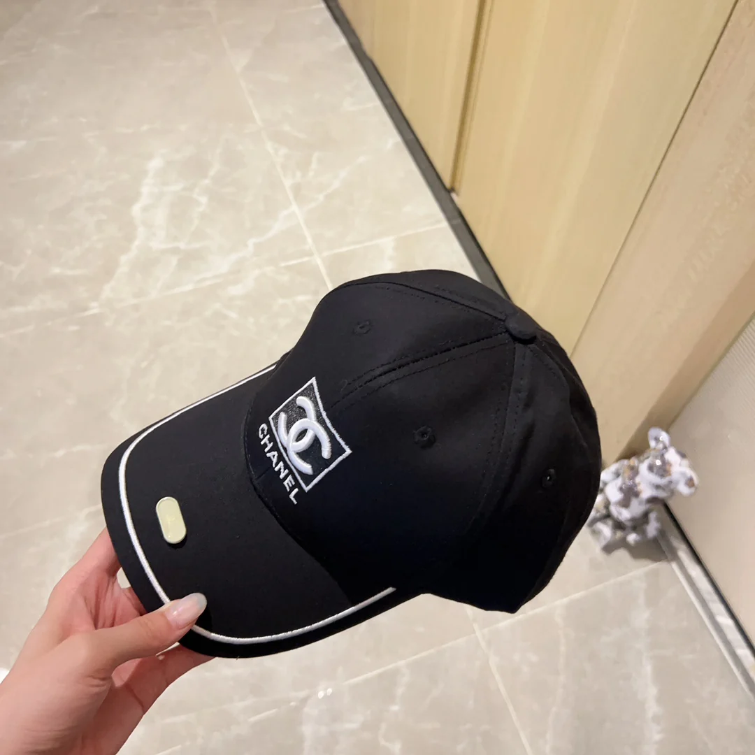 Новинка сезона весна/лето 2023 от Chanel - бейсболка - черная