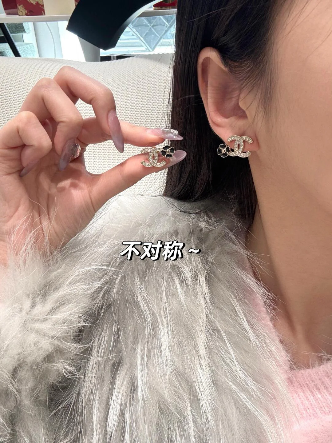 Chanel - 25 пенсов, асимметричные серьги в виде двойной буквы С с камелией