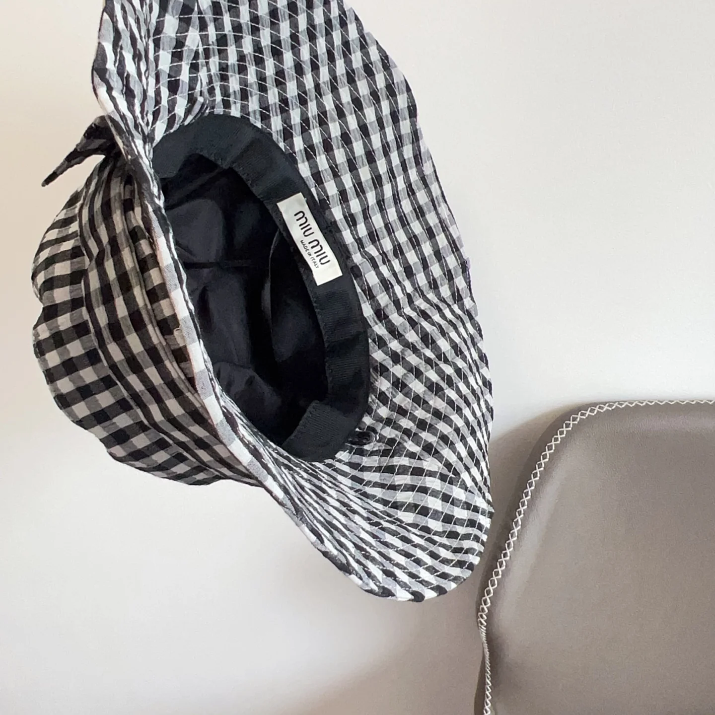 Панама в клетку в курортном стиле от Miu Miu - черная