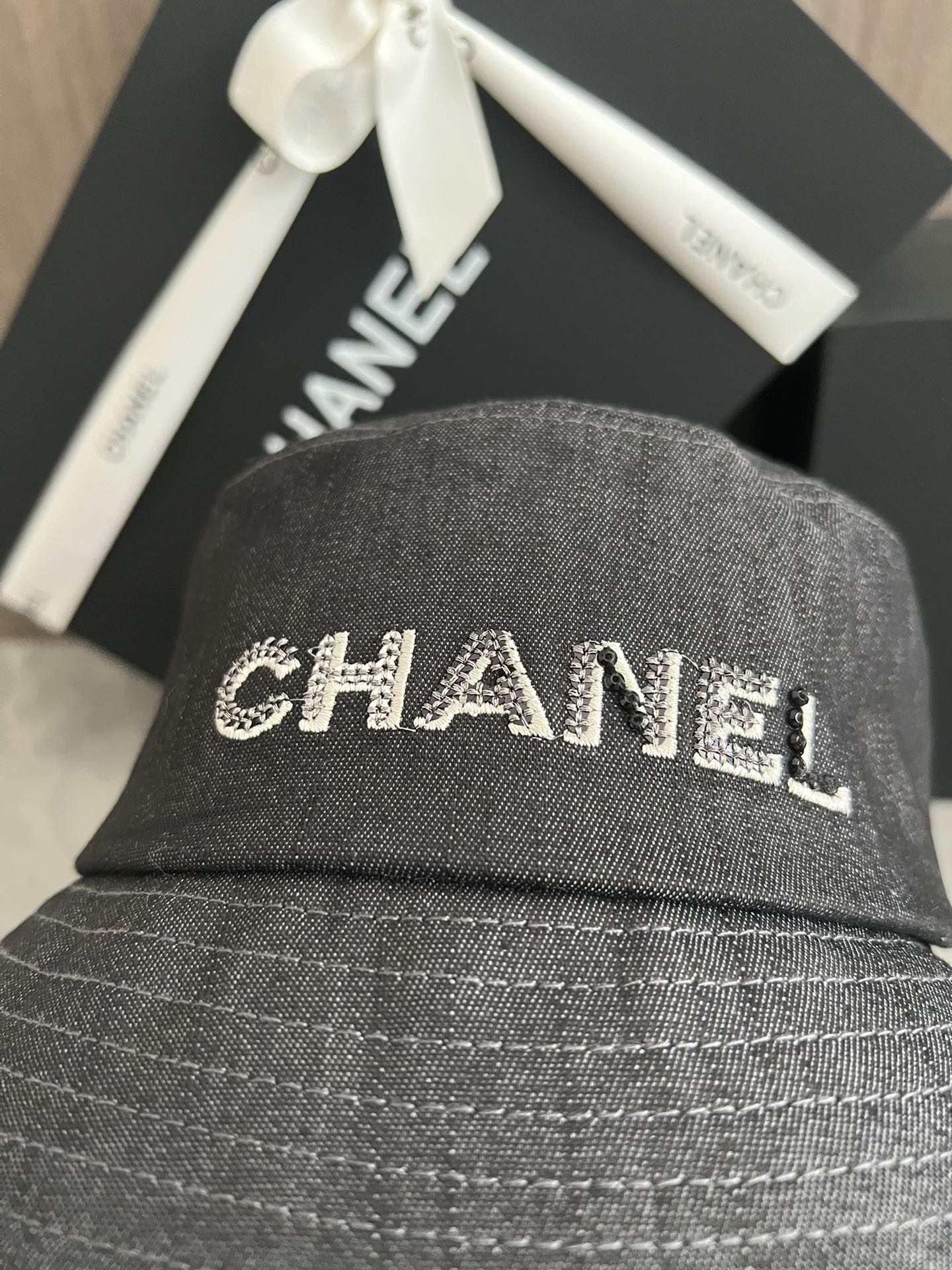 Ковбойская рыбацкая шляпа Chanel, расшитая пайетками, серая.