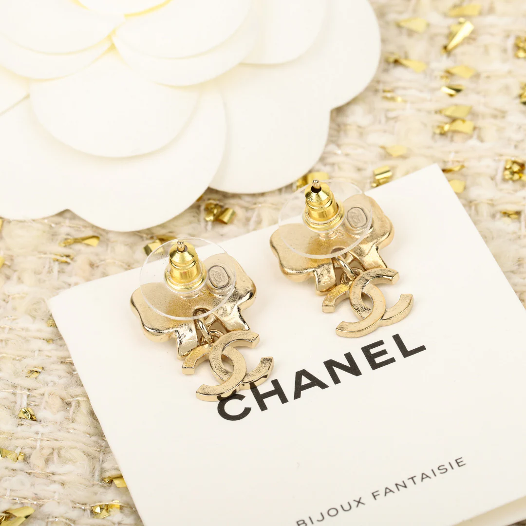 Chanel - Серьги с подвеской-бабочкой и двойной буквой С, 25 пенсов