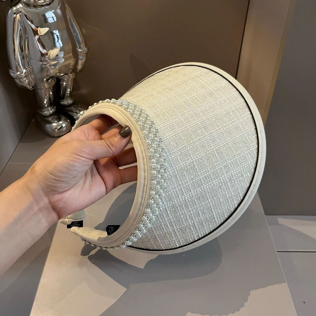 Солнцезащитная шляпа-ободок Chanel с жемчугом - белая