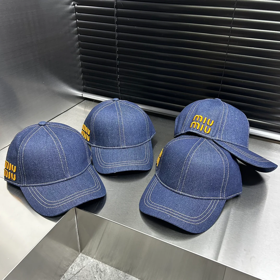 Новая джинсовая бейсболка Miu Miu весна/лето 2024 с вышитой буквой